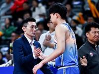 包含新疆男篮以微弱优势取胜，连胜之路仍坚定的词条